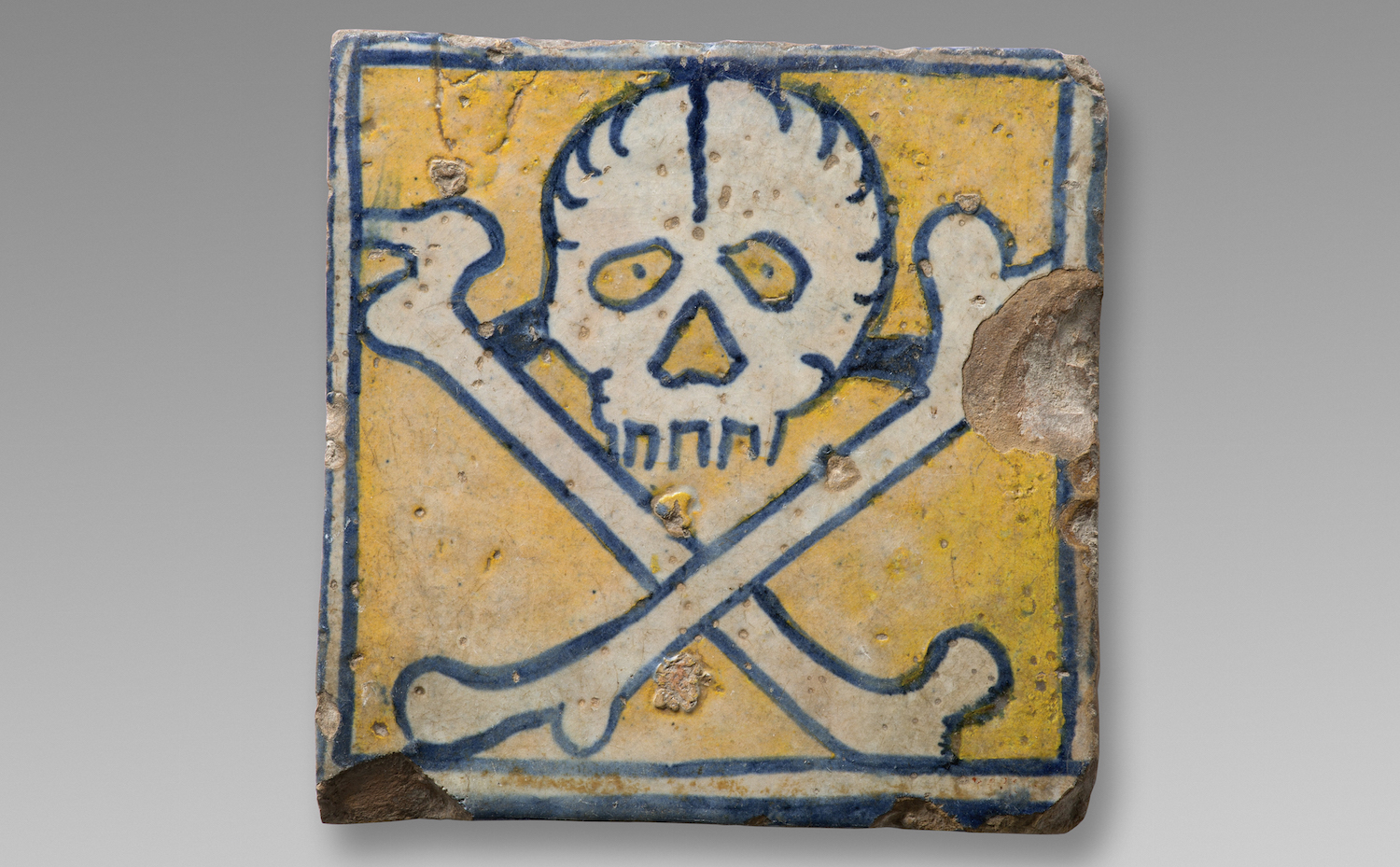 Azulejo proveniente de una tumba de una comunidad religiosa femenina de Barcelona (s. XVI). Exposición Museo del Disseny de Barcelona 