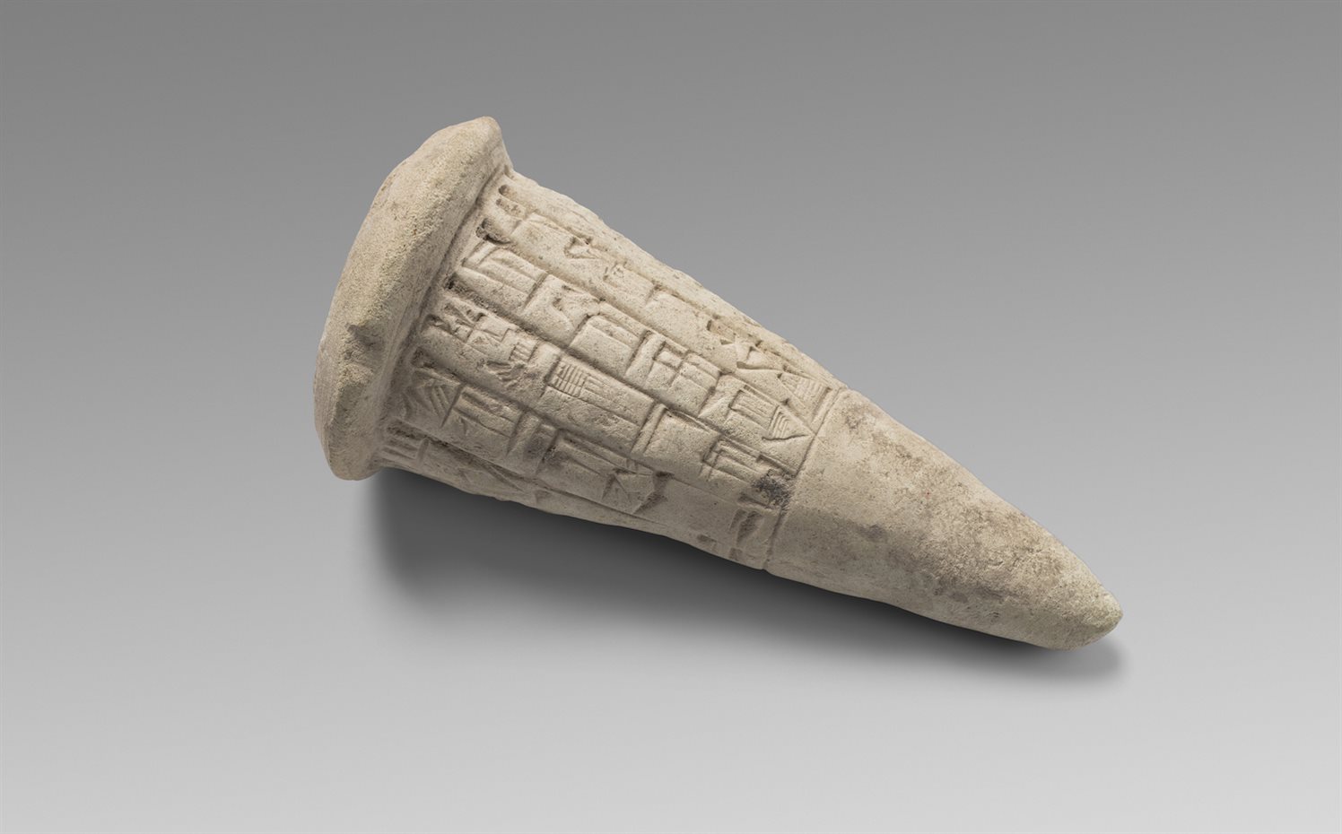 Cono de fundación de origen mesopotámico (hacia 2120 a.C.). Exposición Museo del Disseny de Barcelona 