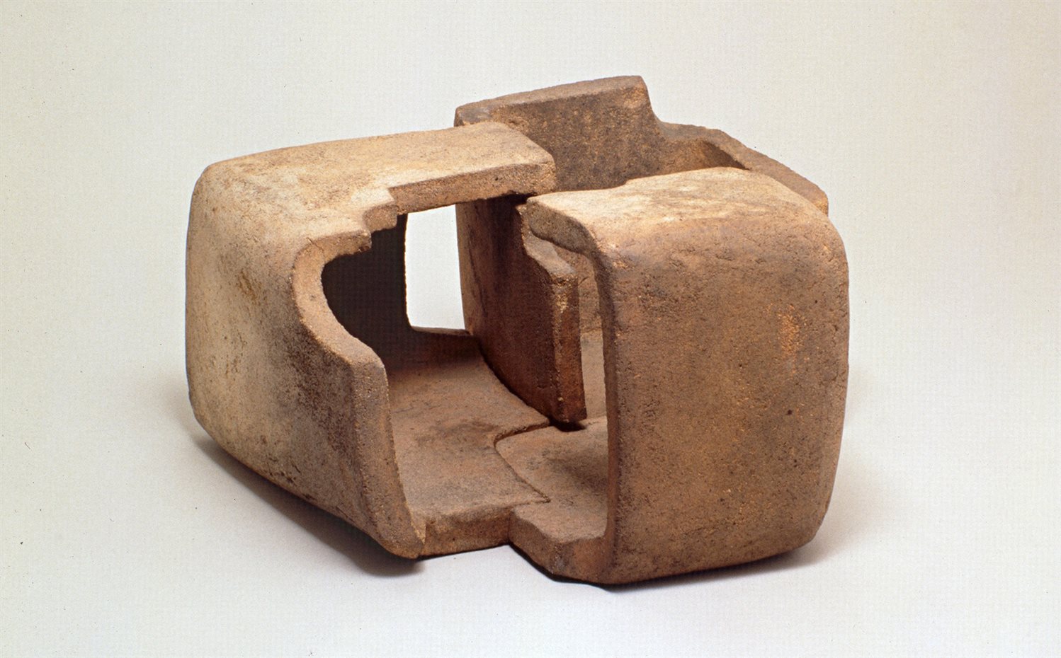 Escultura en arcilla de Eduardo Chillida cedida por la galería Lelong de Zurich (Suiza). Exposición Museo del Disseny de Barcelona 