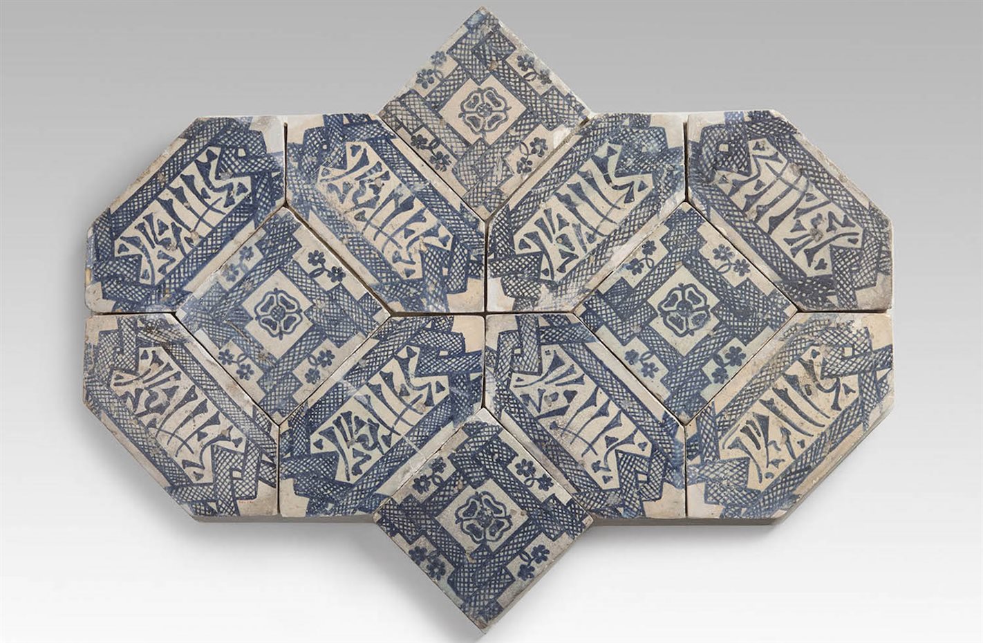 Loza de Manises (siglo XV) de estilo mudéjar procedente del pavimento de la cartuja de Montalegre, en Tiana (Barcelona). Exposición Museo del Disseny de Barcelona 