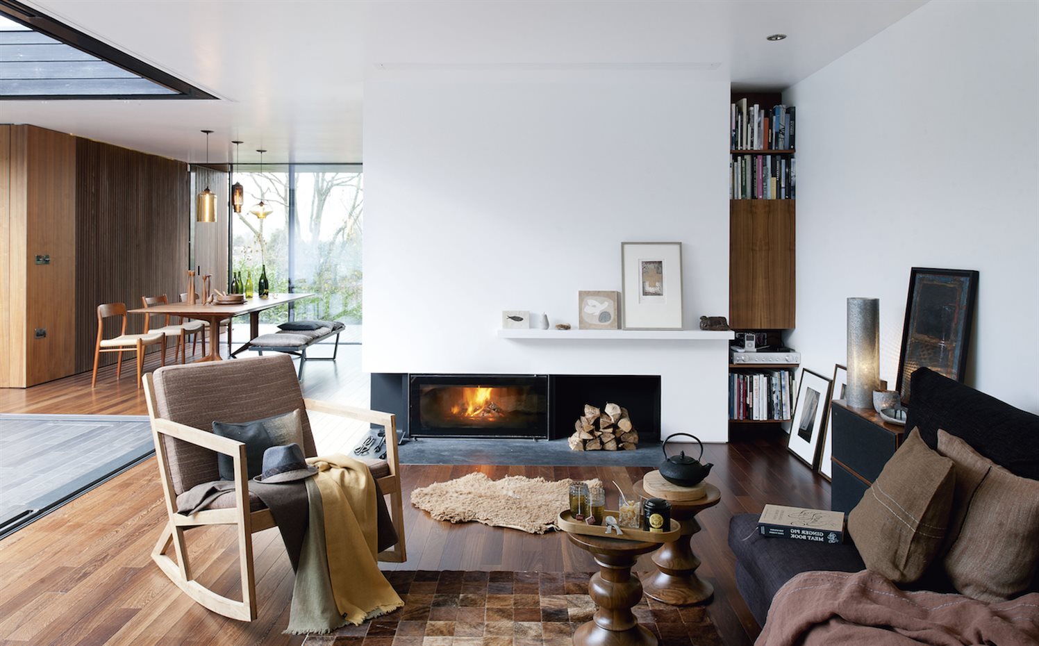 00358525. Salón en Londres de Zuber Architecture con chimenea Riva Studio 2, de Stovax. El balancín es el Oak Rocking Chair, de Futon Company