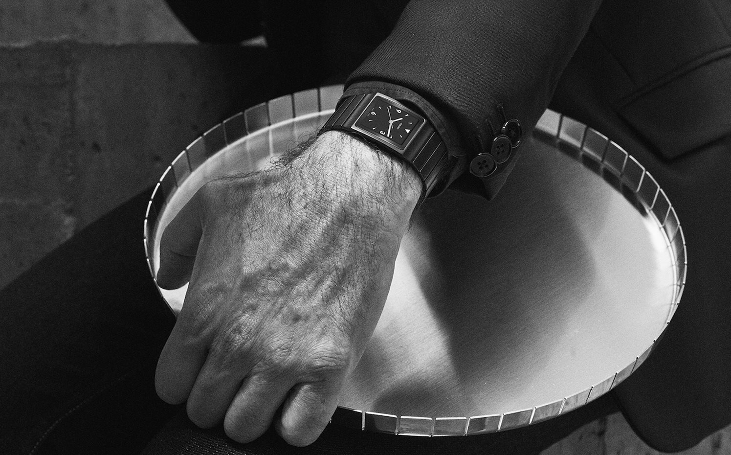 Con la bandeja de Grcic. La bandeja de la colección Passami il sale (2007) para Serafino Zani de Grcic, junto al reloj del diseñador