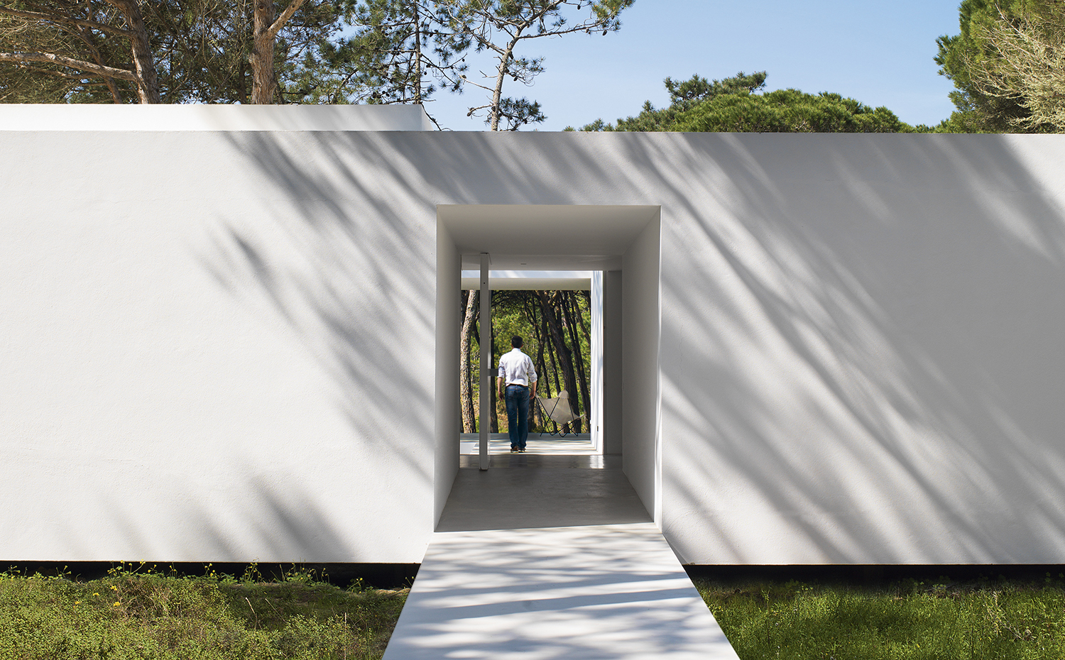 00383011 ok. Tras los muros herméticos de su acceso, la casa de Frederico Valsassina esconde un universo diáfano y acogedor, impecable en su factura contemporánea