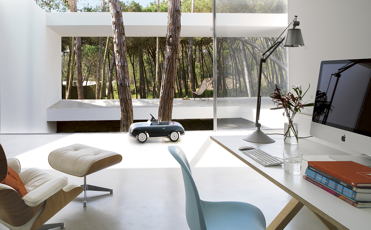 00383017 ok. Butaca Lounge Chair, de los Eames, y silla Panton Chair Classic, de Verner Panton, producidas por Vitra. Mesa Kant, de Patrick Frey & Markus Boge para Moormann. Todo se ha adquirido en Paris-Sete. Lámpara Archimoon K, de Philippe Starck para Flos