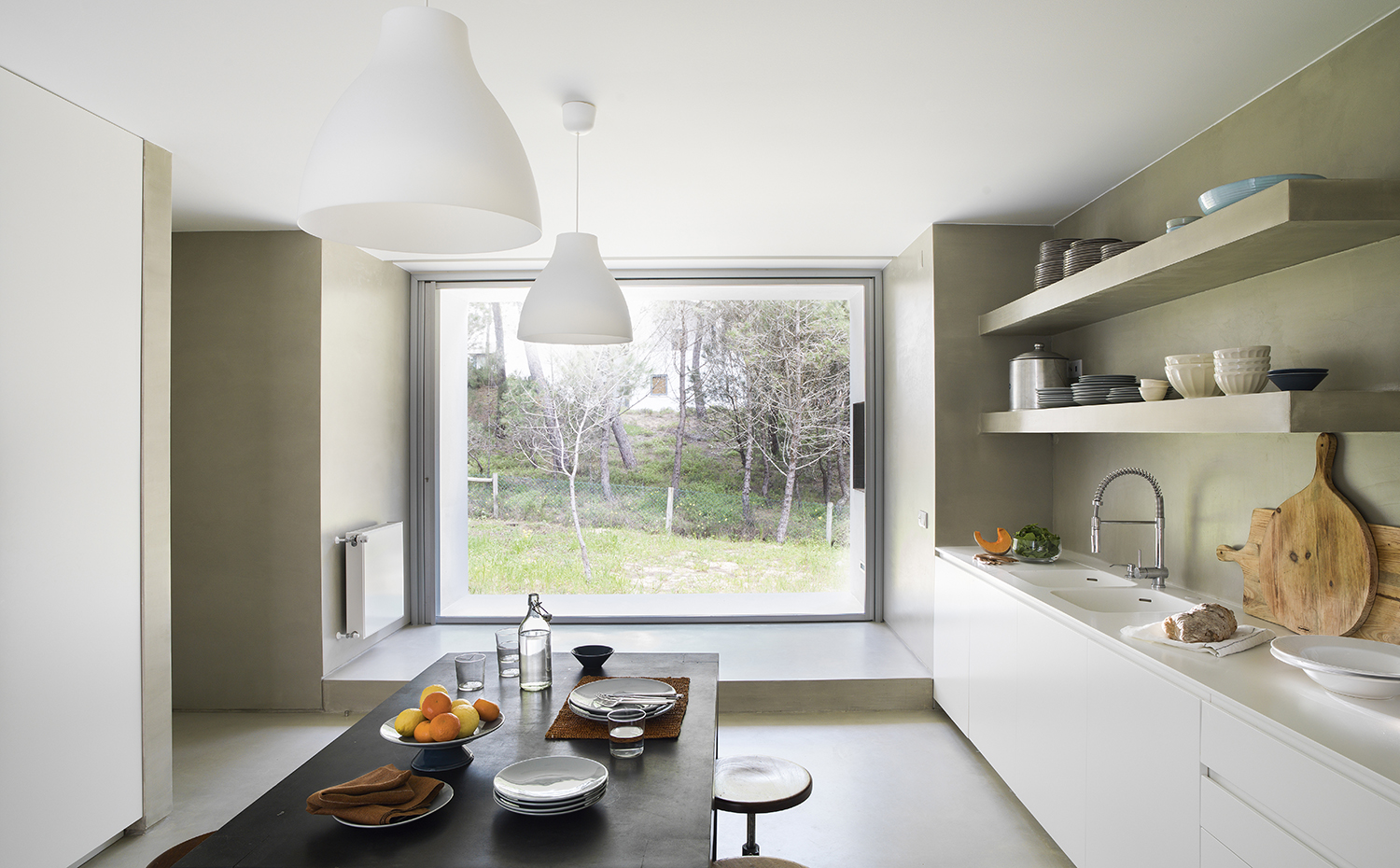 00383044 ok. El mobiliario integral de la cocina es el modelo Kuba, de la firma Linha da Vizinha
