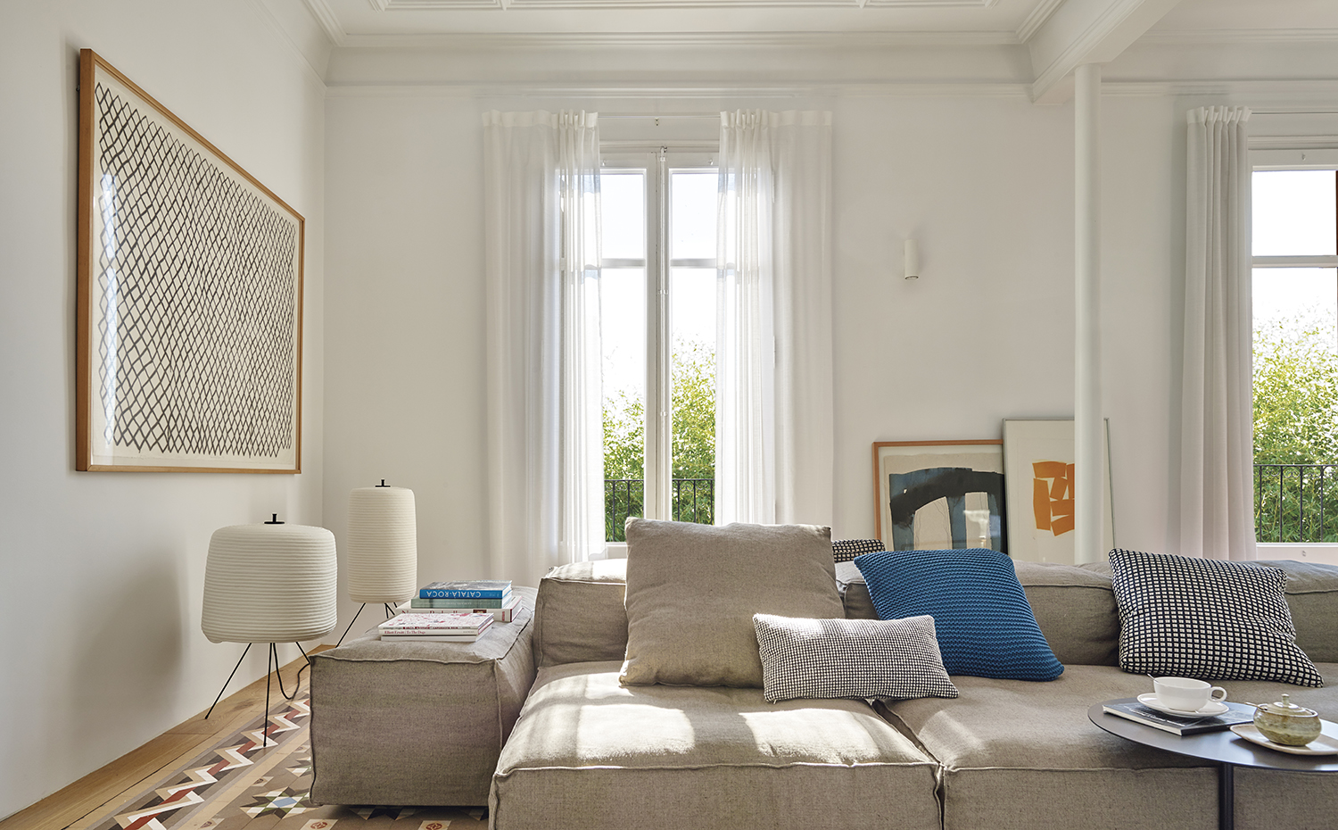 00414184 ok. El sofá es el modelo Extra Soft, diseño de Piero Lissoni para Living Divani. Lámparas, modelo Shoji, de policarbonato, fabricadas conjuntamente por Davide Groppi y Paola Lenti. Todo se ha adquirido en Minim. Sore el radiador, obras de Anet Duncan y François Morellet