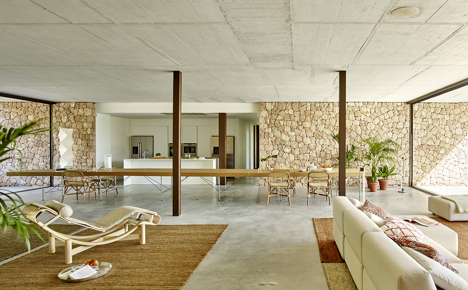 Casa de Víctor Rahola y Jorge Vidal, con interiorismo de Marcos Catalán y Víctor Bergnes microcemento