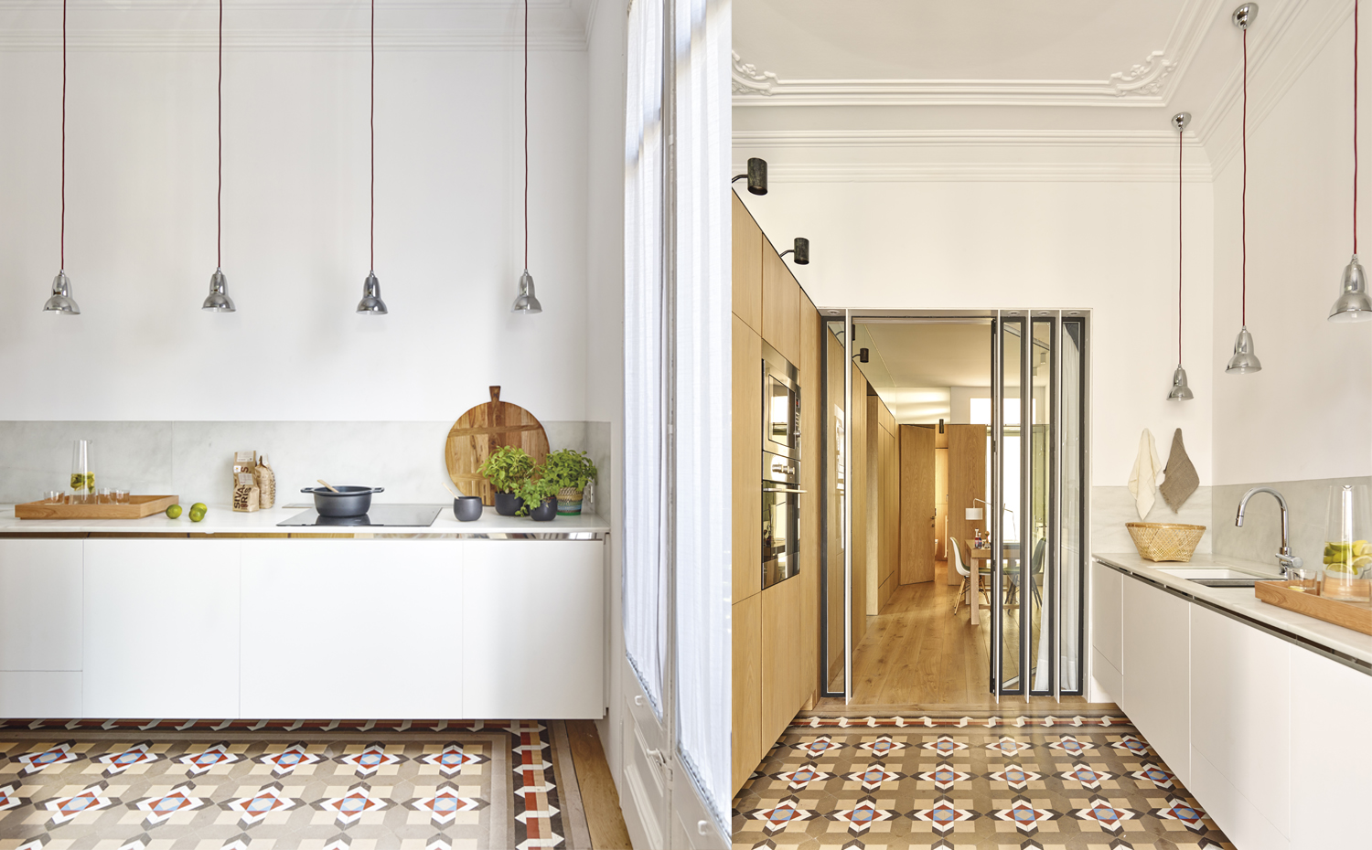 cocina ok. En la cocina, una secuencia de lámparas colgantes Duo Pendant, de Anglepoise. Sobre la encimera, de mármol blanco, una cesta de fibra natural, de Ikea. La bandeja de madera es de Roshults, en Minim