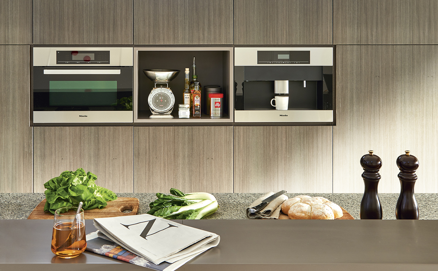 00407713 ok. La cocina es un diseño del arquitecto realizado a medida con madera de la colección Gray Veneer, de Tabu. La barra de desayunos es de Corian. Electrodomésticos, de Míele