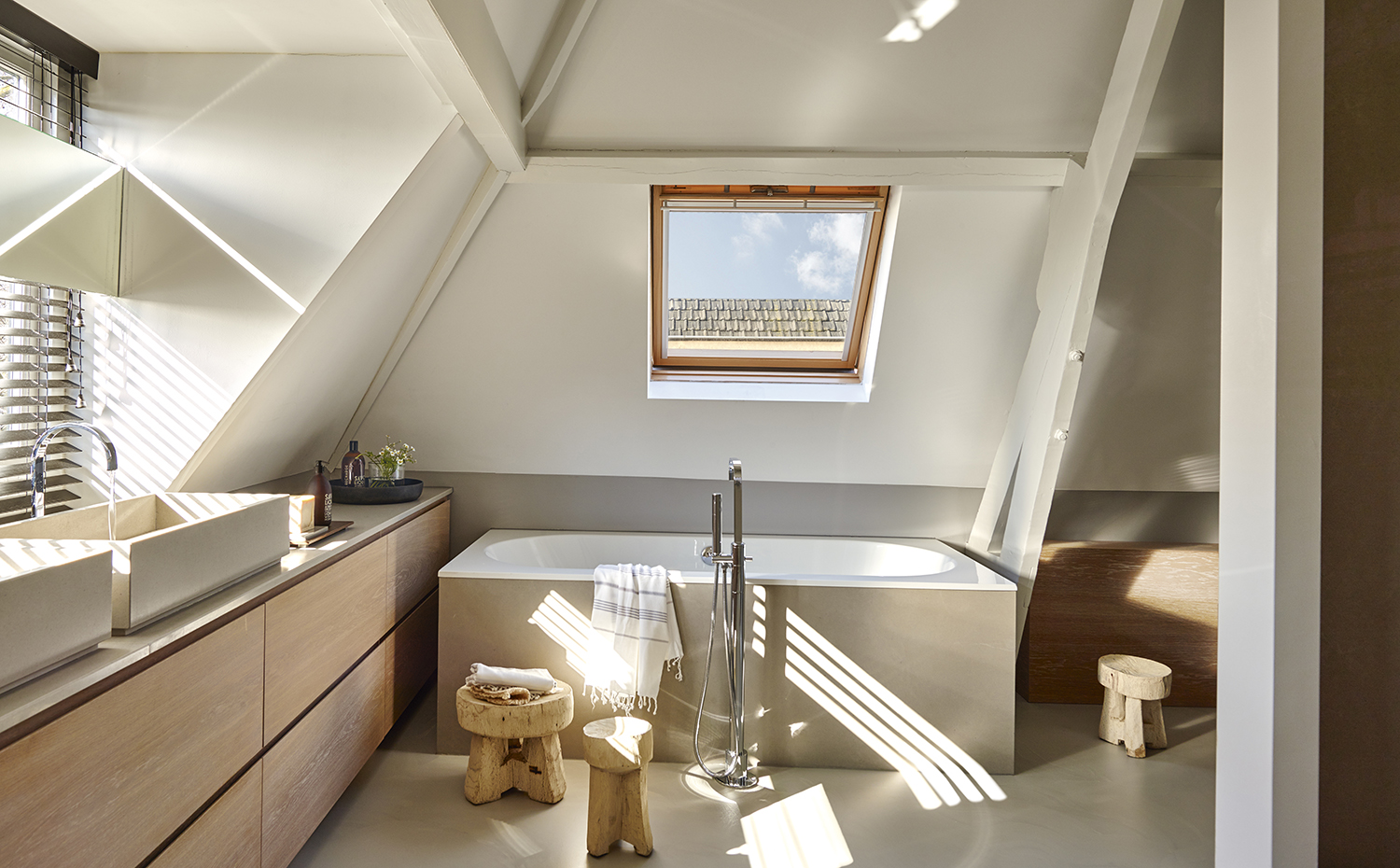 00407718 ok. Los lavamanos de piedra compuesta son un diseño de Remy Meijers, al igual que el mueble de madera de roble. Bañera Oberon, de Villeroy & Boch