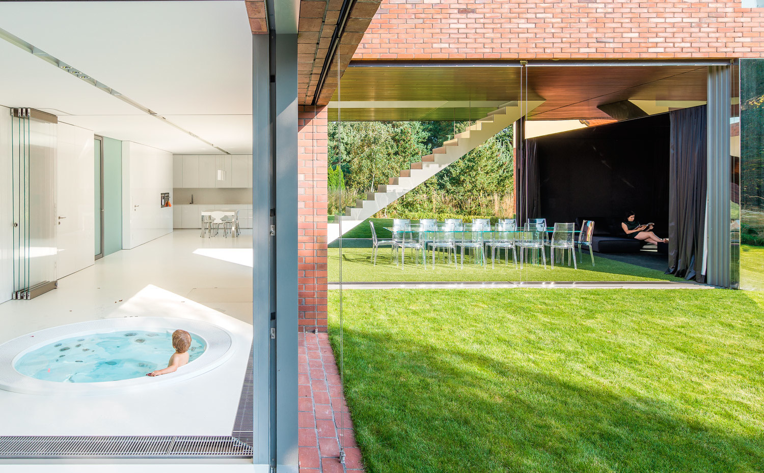 04 photo-Jakub-Certowicz Living-Garden-House-in-Katowice Robert-Konieczny-KWK-Promes cropped. La casa rompe estándares. Solo así se explica que un jacuzzi y la cocina convivan en un mismo espacio con esta naturalidad, solo separados por una puerta de cristal plegable