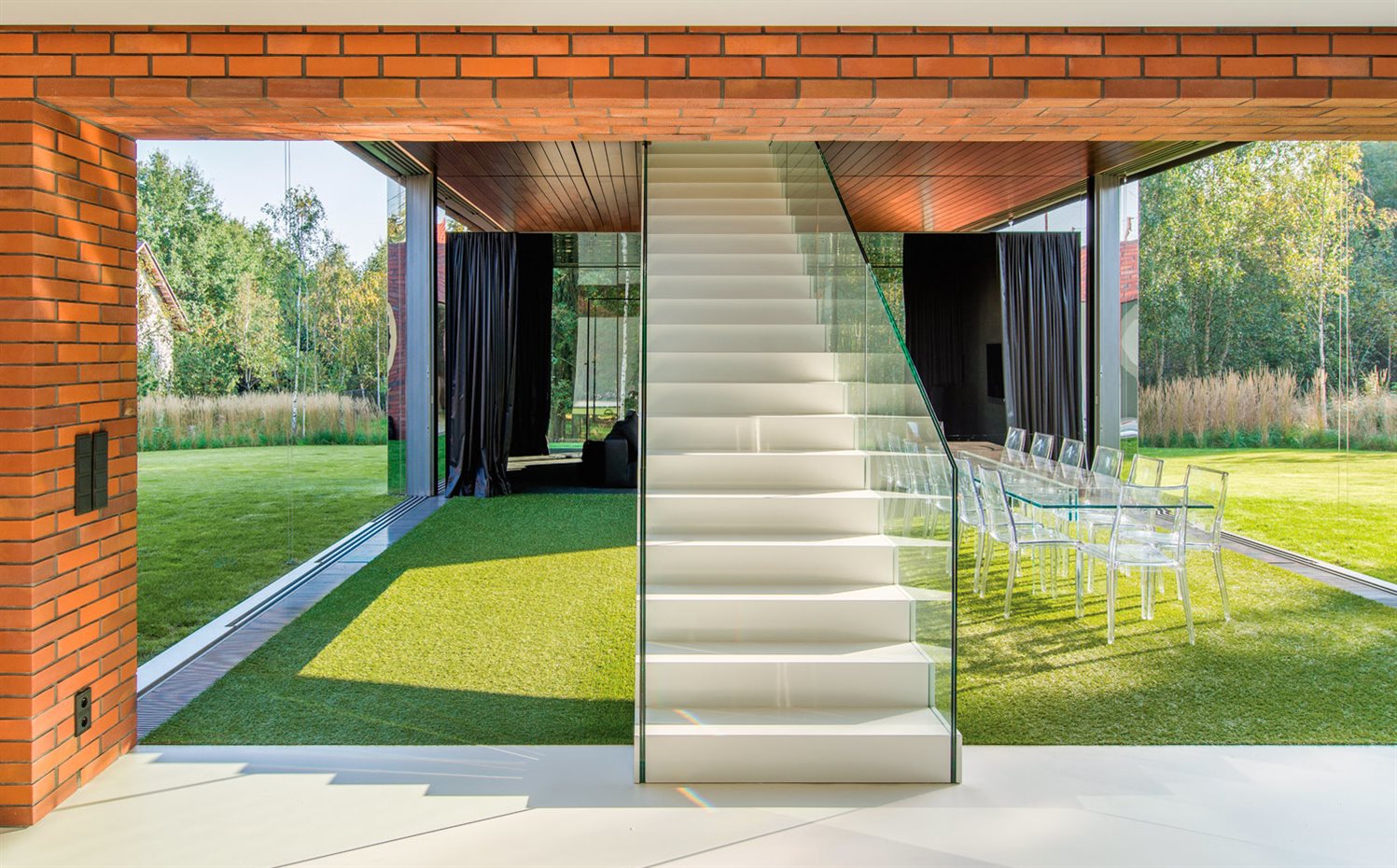 06 photo-Jakub-Certowicz Living-Garden-House-in-Katowice Robert-Konieczny-KWK-Promes. La barandilla de la escalera es de cristal para que, desde el exterior, se tenga el efecto de que no existe, de que la escalera se yergue sin necesidad de ella