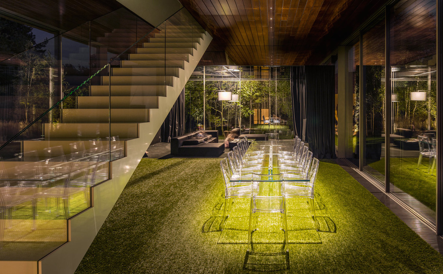 12 photo-Jakub-Certowicz Living-Garden-House-in-Katowice Robert-Konieczny-KWK-Promes. Por la noche, o en invierno, la luz artificial sigue los cánones de una iluminación artificial de exterior. Es tenue y demuestra un respeto por los ciclos de la naturaleza: es un jardín-casa y no una casa con jardín 