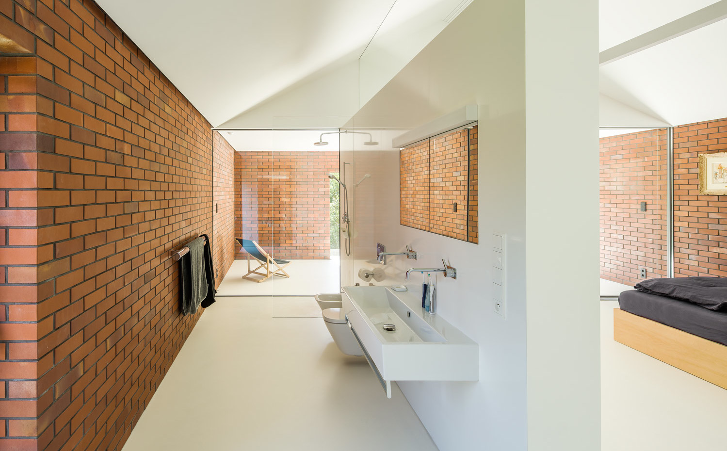 22 photo-Jakub-Certowicz Living-Garden-House-in-Katowice Robert-Konieczny-KWK-Promes. En las habitaciones de la zona de arriba, las aperturas son generosas y dan paso a luz natural, aunque por supuesto, no hay el derroche de luz natural gracias al cristal que ocurre en la planta de abajo