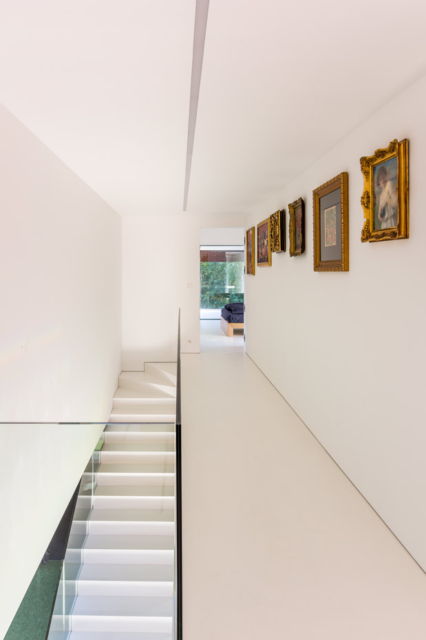 20 photo-Jakub-Certowicz Living-Garden-House-in-Katowice Robert-Konieczny-KWK-Promes. En la pared de la entrada de la zona de noche, llamada por el arquitecto 'de cobijo y seguridad', se han colgado obras de arte que la tornan muchísimo más cálida y personal