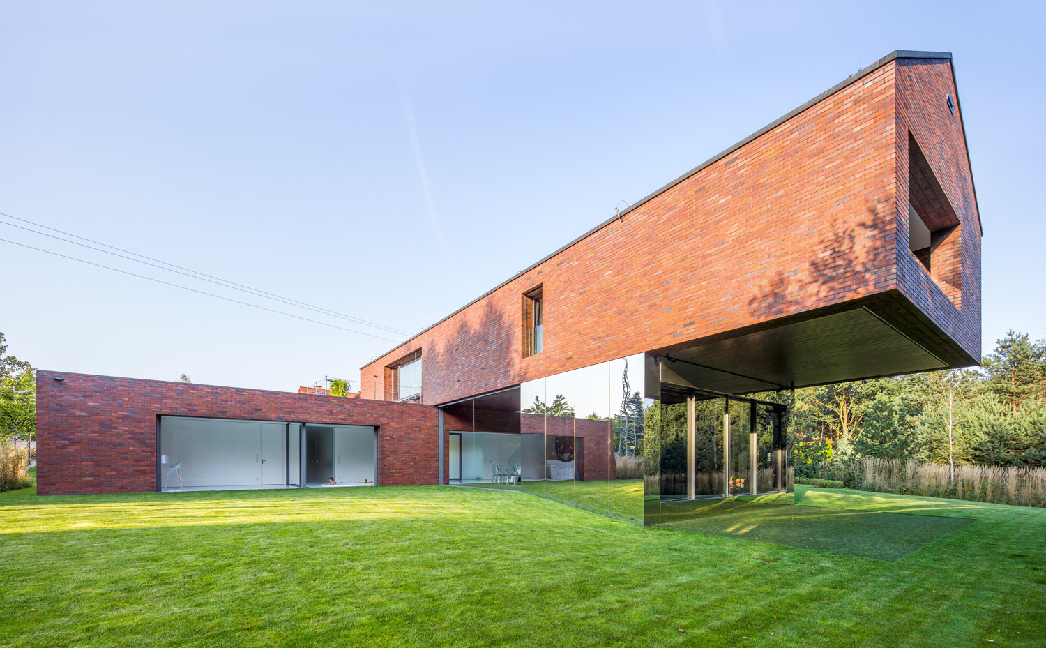 03 photo-Jakub-Certowicz Living-Garden-House-in-Katowice Robert-Konieczny-KWK-Promes. La voluntad extrema de convertir el jardín en una casa llevó a Konieczy a diseñar un proyecto al límite, donde la parte de arriba 'cuelga' para que el jardín entre de lleno, se integre al cien por cien