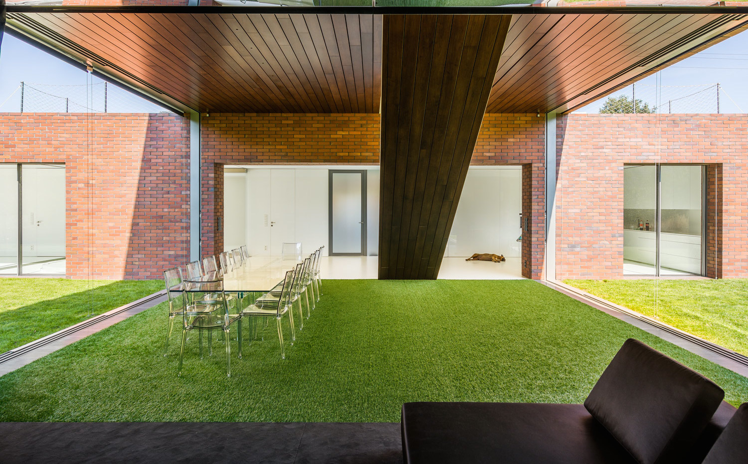 19 photo-Jakub-Certowicz Living-Garden-House-in-Katowice Robert-Konieczny-KWK-Promes. Los interiores, tanto el techo como el revés de la escalera, están revestidos de una madera que proviene de unos aserraderos de Silesia