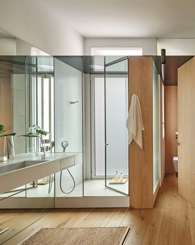 00414192. El baño incorpora una puerta corredera en la ducha que comunica con un patio interior, por lo que se beneficia de la luz natural