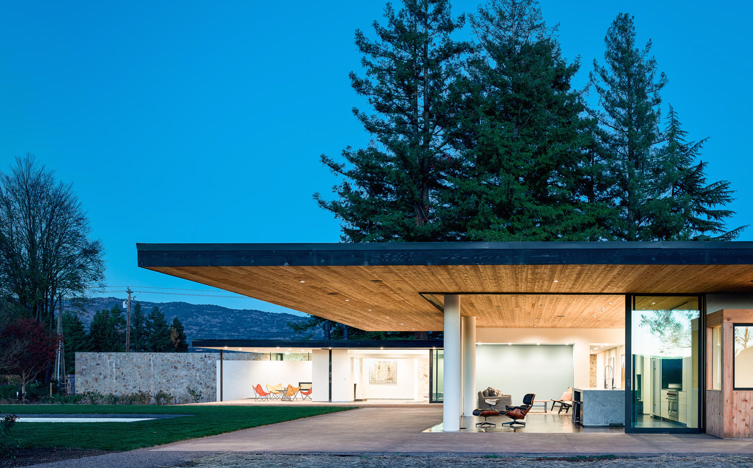 Jorgensen Napa 298. El techo continuo conecta el interior con el exterior de la vivienda, con un amplio alero para disfrutar de las reuniones al aire libre
