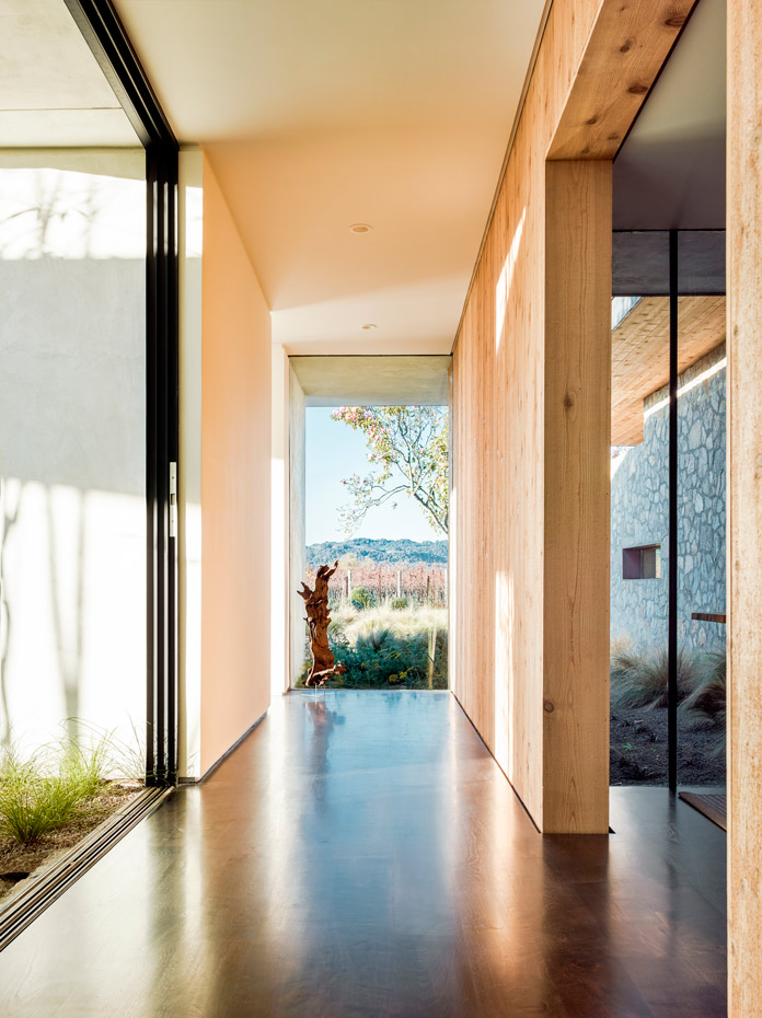 JorgensenDesign NapaHouse-1. La madera, el cristal y la piedra son los tres materiales predominantes, conjugados con maestría