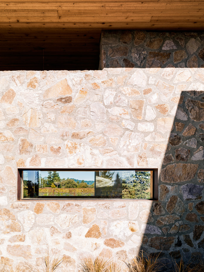 JorgensenDesign NapaHouse-6. La luz se filtra a través de las ventanas que se han creado en las paredes de piedra