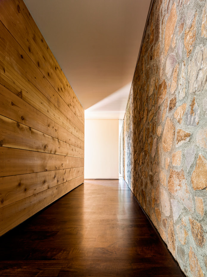 JorgensenDesign NapaHouse-14. La piel de piedra y la de madera conviven y se reconocen en una misma línea cromática
