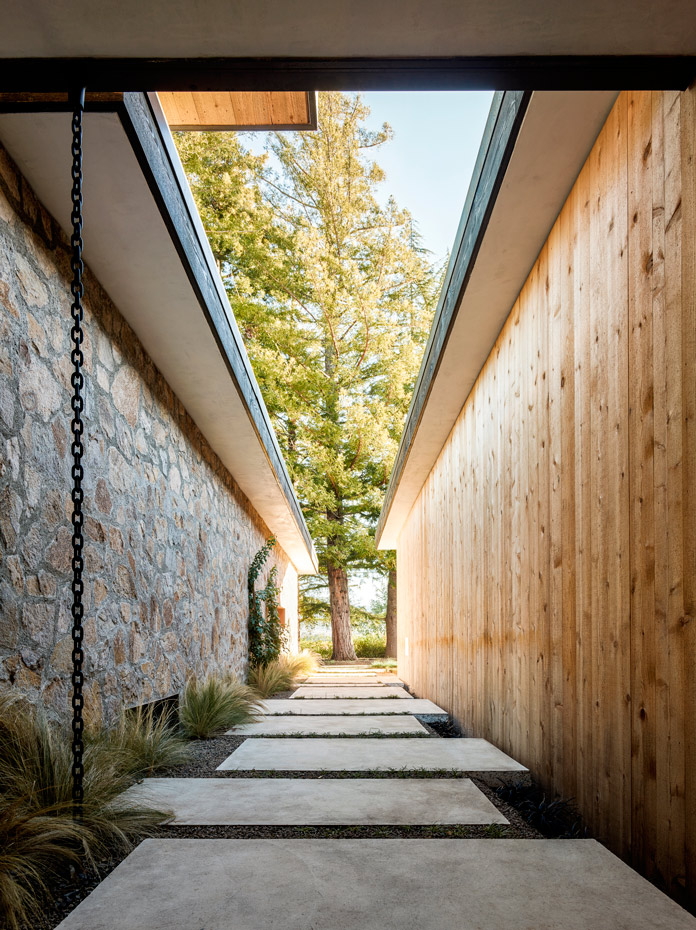 JorgensenDesign NapaHouse-2. La piedra es el reflejo de una estructura permanente, mientras que la madera –empleada para la casa de los invitados– se asocia a un material menos permanente