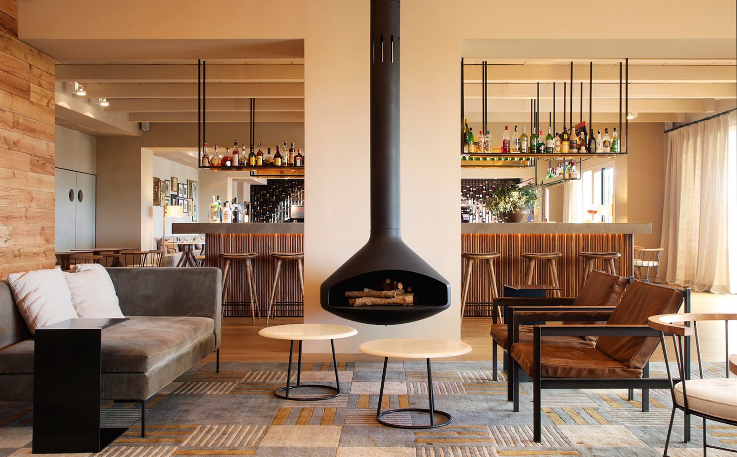PERALADA-(11). En el acogedor salón no puede faltar la chimenea, colgante