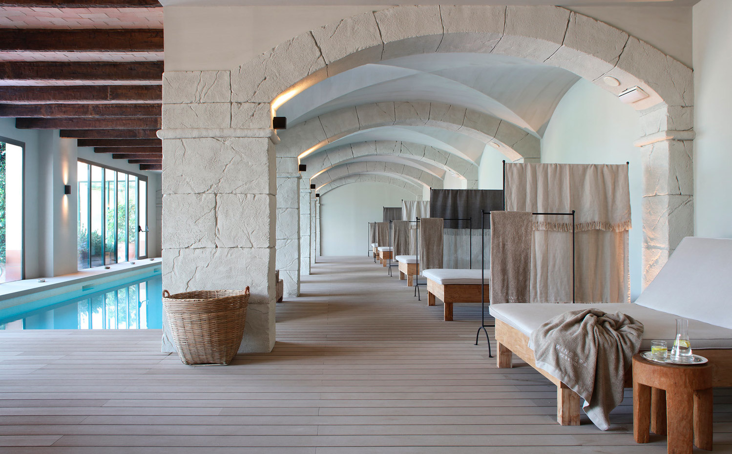 PERALADA-(2). En el spa, revestimiento de paredes, techos y pavimentos en tonos claros