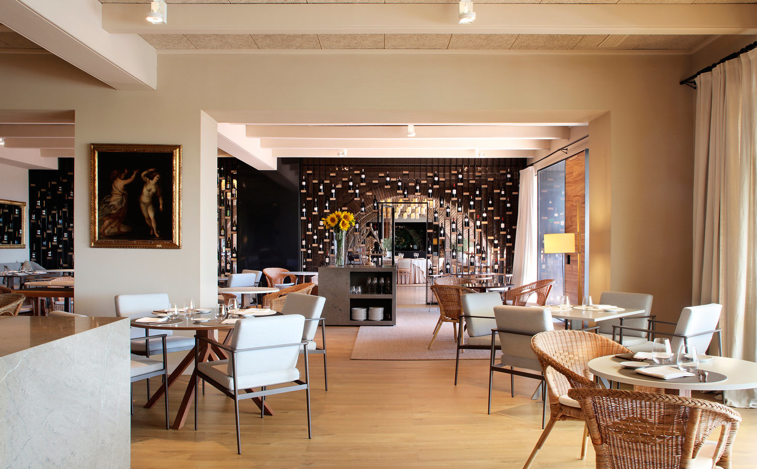 PERALADA-(6). La celosía también separa el restaurante de la masía, utilizada como sala de eventos