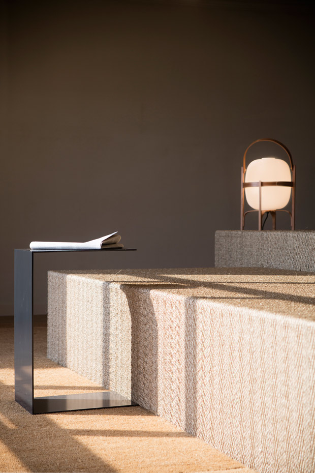 PERALADA-(1). Detalle de la habitación, con lámpara Cesta de Miguel Milá