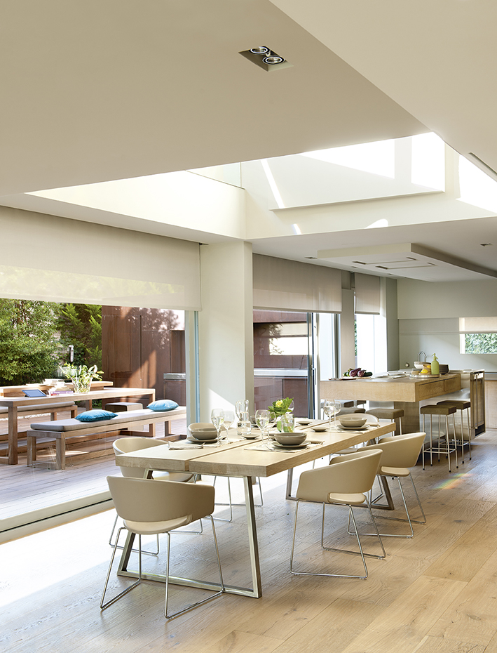 00396282 ok. La mesa Ranura es un diseño de Susana G. Hoffmann, realizada con acero y madera. Sillas New Ronda, diseño de Lievore Altherr Molina para Andreu World