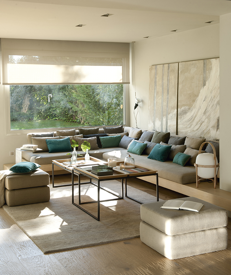 00396294 ok. Los sofás y asientos son un diseño de Susana G. Hoffmann, al igual que la mesa, de hierro y madera. Junto al sofá, la lámpara de pie Parentesi, de Achille Castiglioni para Flos