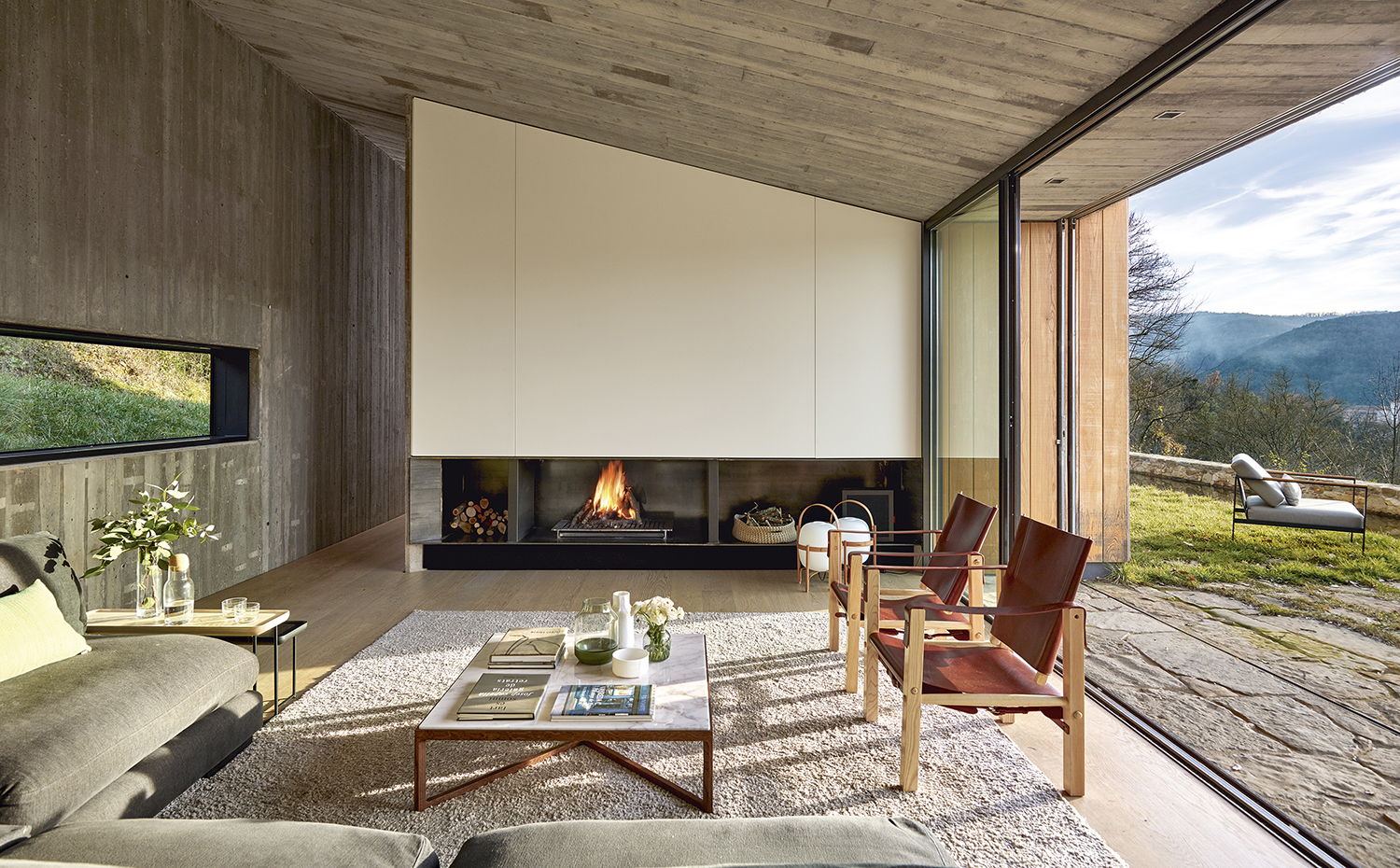 00398115 ok. El mueble de la chimenea es un diseño de la arquitecta. Alfombra Cool, de Limited Editio. Mesa Krusin, de Marc Krusin para Knoll.