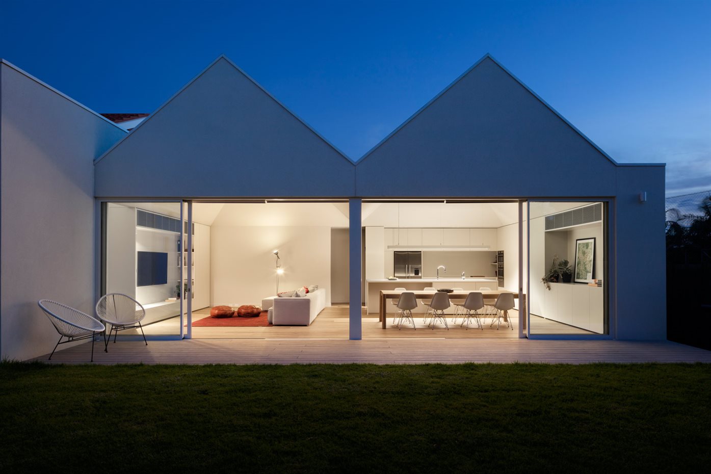 DA SSK 20160415 5442crop. Por la noche se aprecia la belleza del bungalow y sus detalles. Una de las obsesiones de los arquitectos era crear un ambiente cálido, separando ambientes dentro del mismo espacio y cuidando la luz artificial
