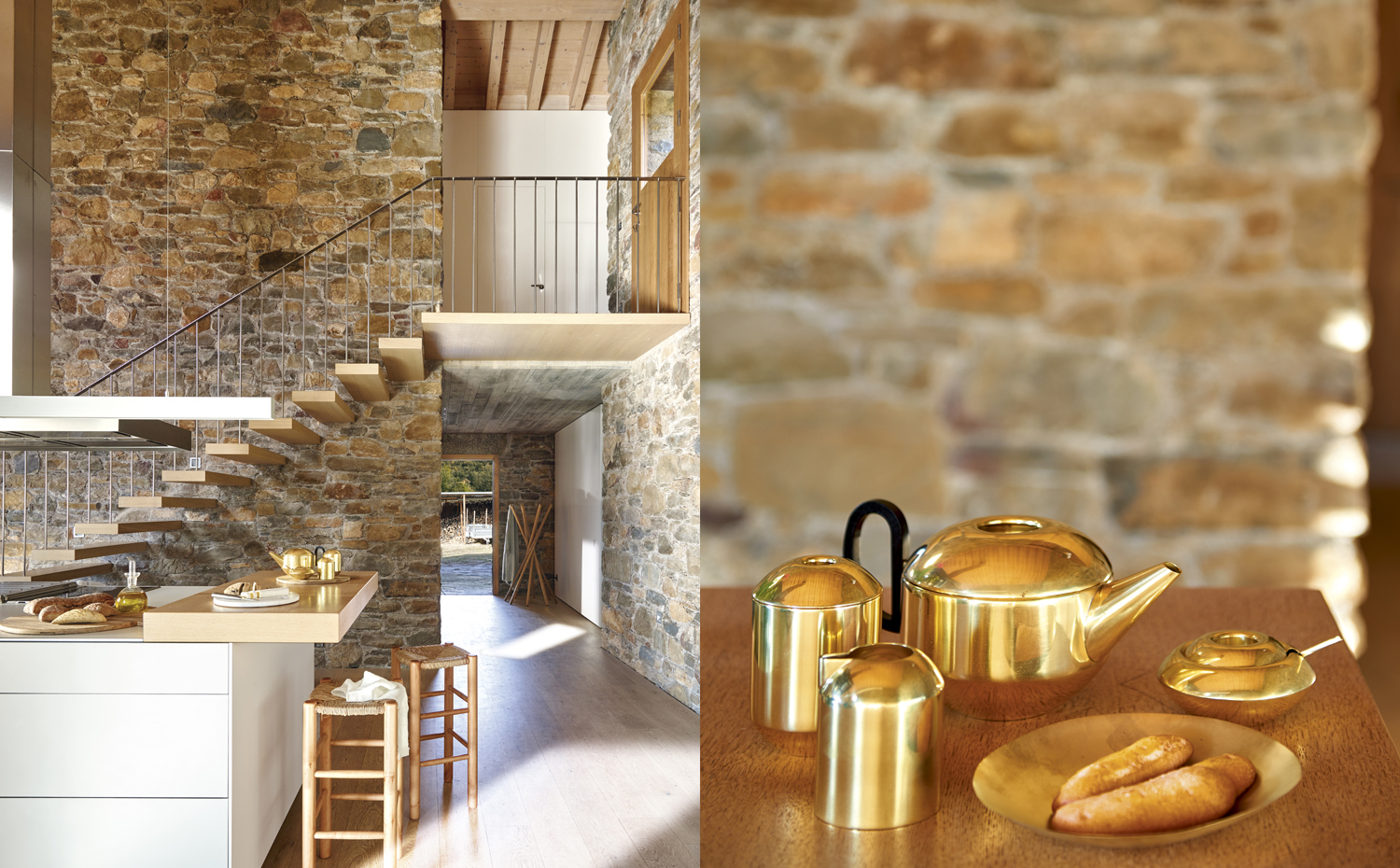 cocina+detalle. En la cocina, taburetes de madera y enea de Sillería Dorca Durán. Juego de té, de Tom Dixon