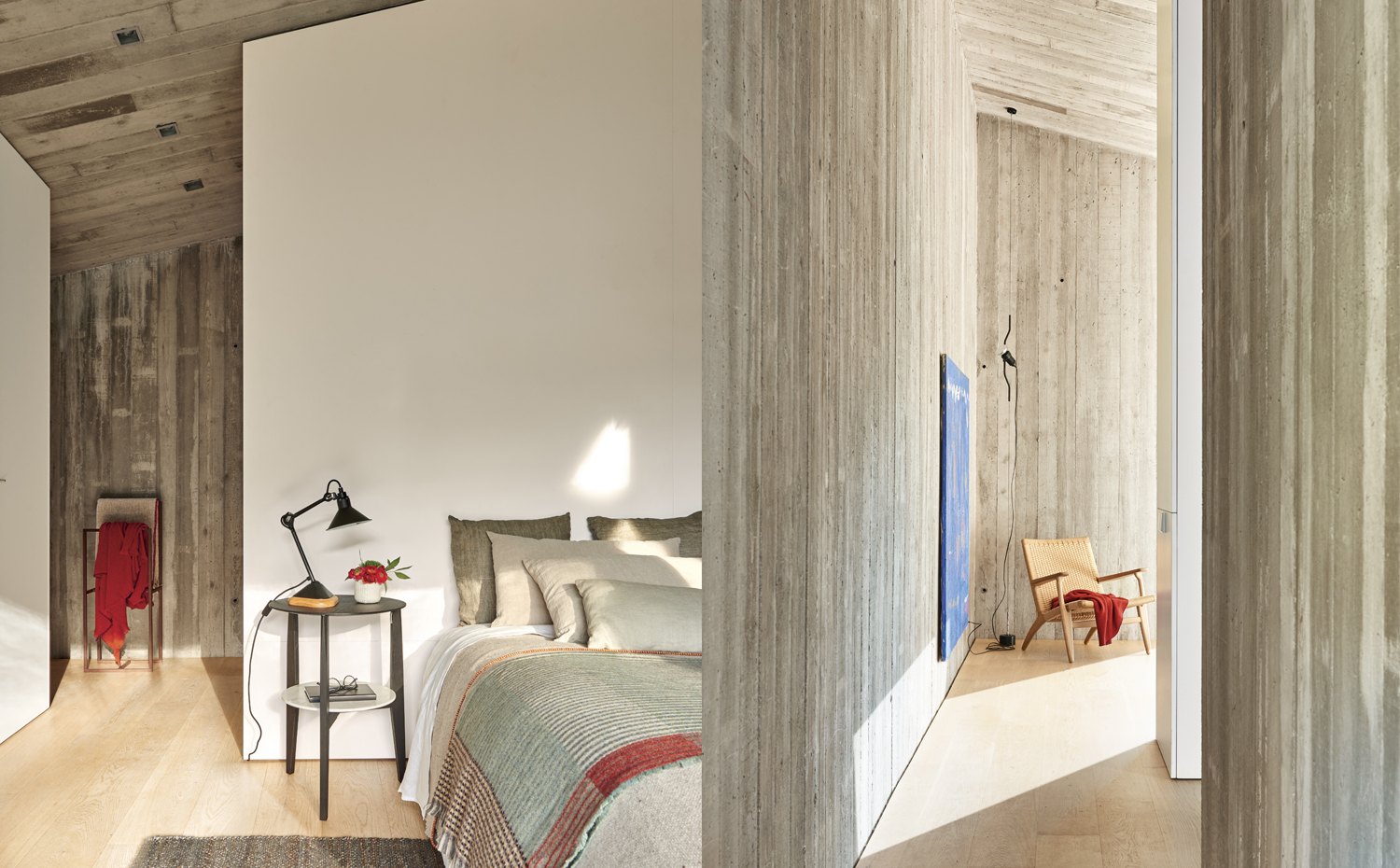 dormitorio. En el rincón del dormitorio principal, la butaca CH25, de Hans J. Wegner para Carl Hansen & Søn, y la lámpara de pie Parentesi, de Achille Castiglioni para Flos. Sobre la mesita When, de Rodolfo Dordoni para Molteni & C., la lámpara 207, de Bernard Albin Gras para DCW