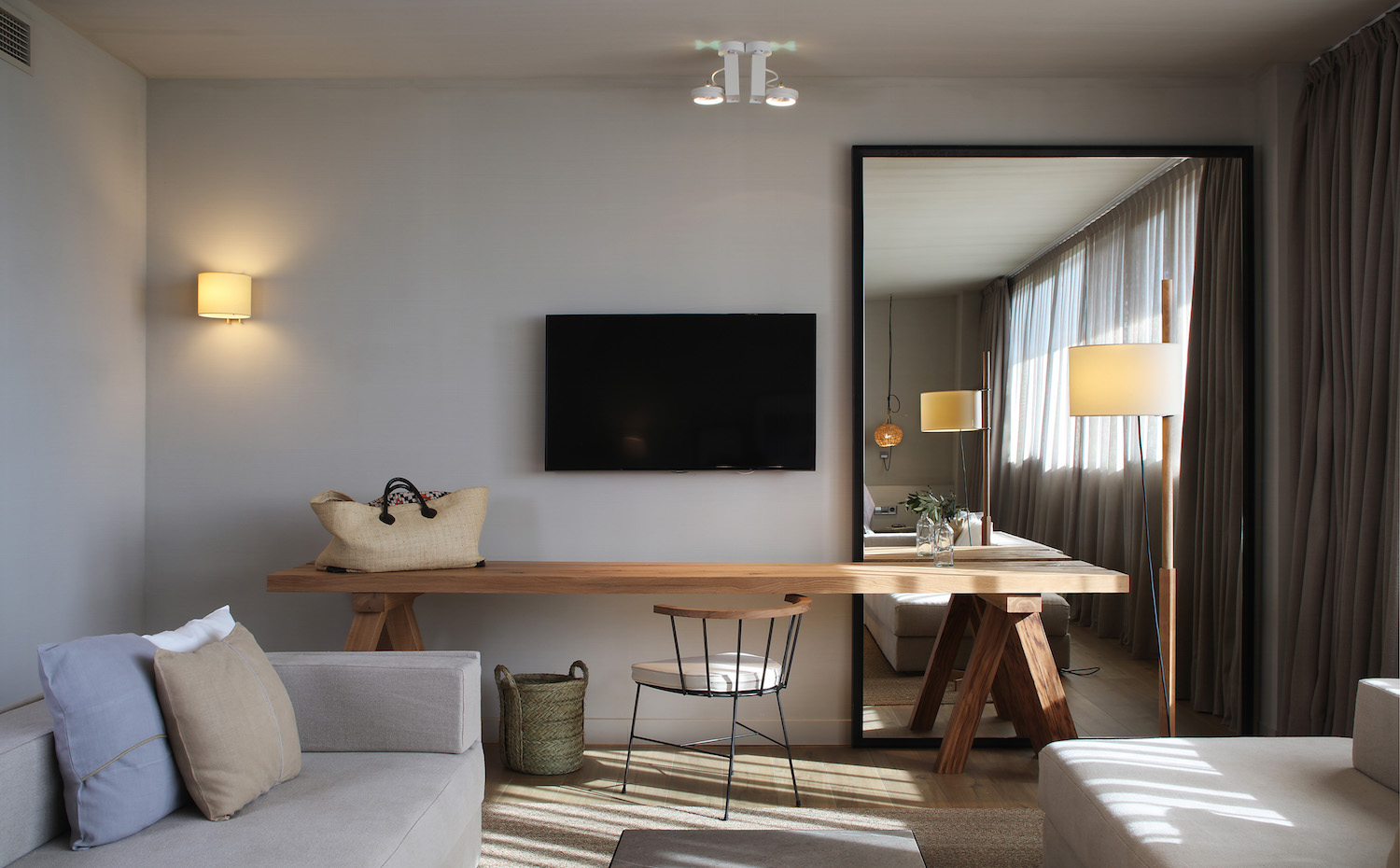 PERALADA (21). Las sencillas líneas de las habitaciones crean una atmósfera relajada, propia de la estética nórdica