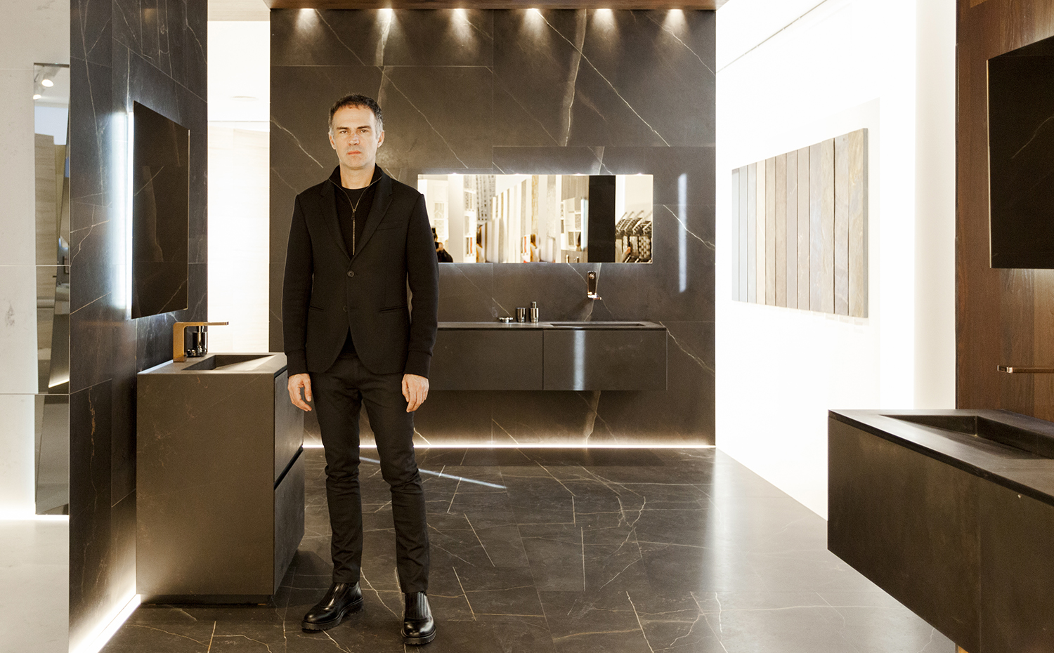 XXII-Muestra-Internacional.-Grupo-Porcelanosa.-Espacio-Faces-y-Minim-8. Ramón Esteve en el espacio que realizó con la colección Minim para la XXII Muestra Internacional de Grupo Porcelanosa