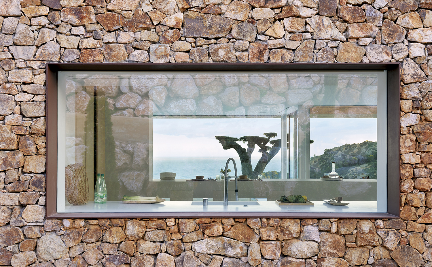 00401217 ok. La cocina se asoma a las vistas a través de esta ventana apaisada, y por otro lado se abre al estar-comedor y se aprovecha del frente acristalado de este espacio. Grifería, modelo Blanco Line, de Blanco, comprada en Bulthaup Bach 7