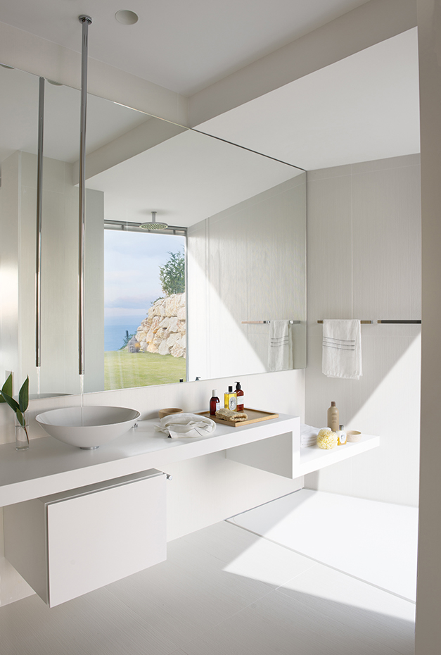Baño. La ducha se cierra por fuera con un cristal que convierte el baño en toda una experiencia visual. Lavamanos SB.F, de Alape, y grifería de la serie Canali, de Neve, comprados en Azul Acocsa. La cosmética de baño es de Diptyque