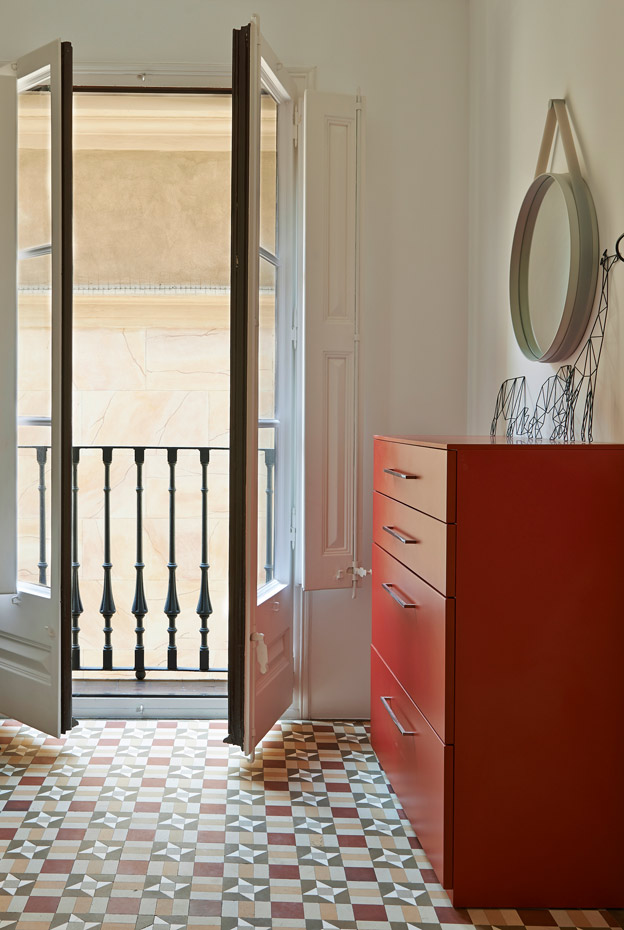 estudio-vilablanch-reforma-piso-Gótico-10. Detalle de una de las habitaciones pequeñas, destinada a los niños, donde sí se optó por un color como el rojo que rompiera la uniformidad cromática de resto de los muebles