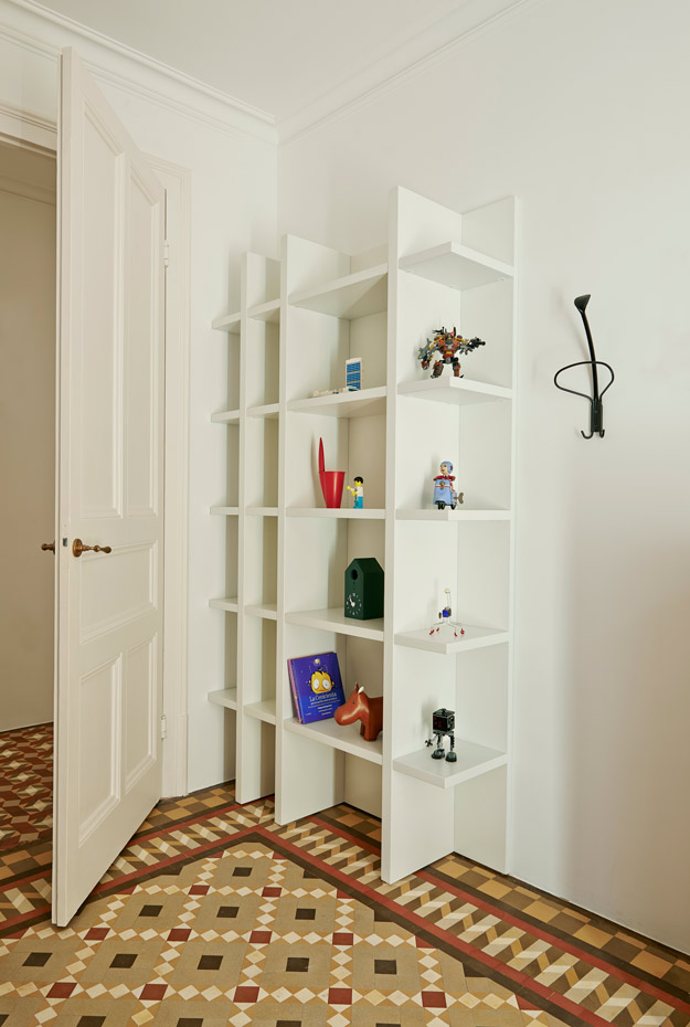 estudio-vilablanch-reforma-piso-Gótico-11. En las habitaciones de los niños se optó por colocar solo el mobiliario justo y necesario, como esta estantería