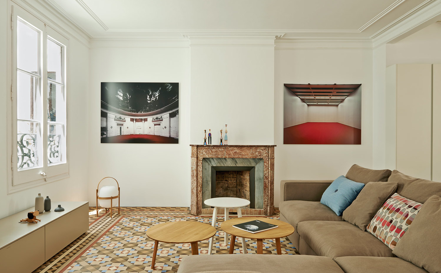 estudio-vilablanch-reforma-piso-Gótico-2. En la sala de estar, con mesas de centro Bella Coffee Table y Tray Tamble de Hay, llaman la atención los elementos originales, como la chimenea