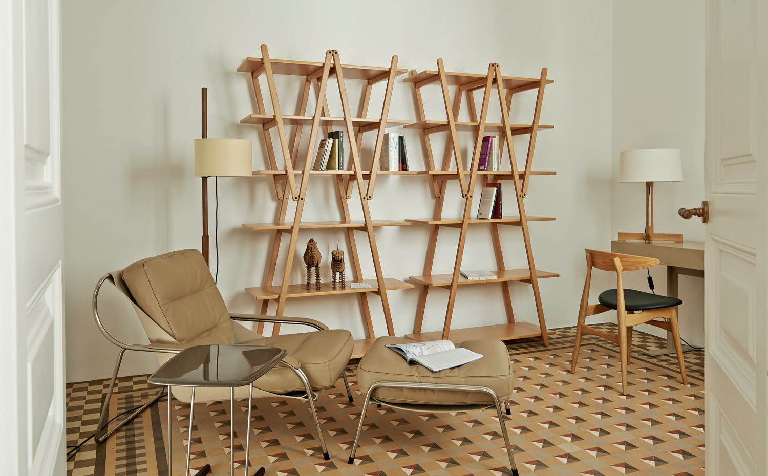 estudio-vilablanch-reforma-piso-Gótico-5. El mobiliario de diseño contemporáneo, como esta estantería Nuvola Rossa de Cassina o la butaca Maggiolina de Zanota, ayudan a crear un ambiente agradable y sereno