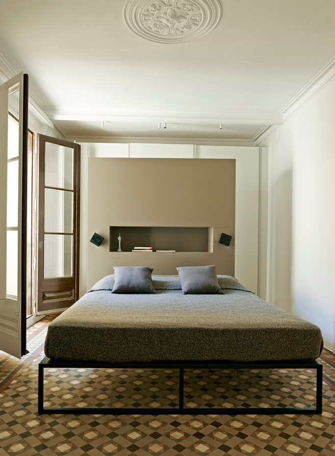 estudio-vilablanch-reforma-piso-Gótico-6. Dormitorio principal, con cama Fronzoni de Cappellini. El cabezal esconde el fabuloso armario Quick de Molteni