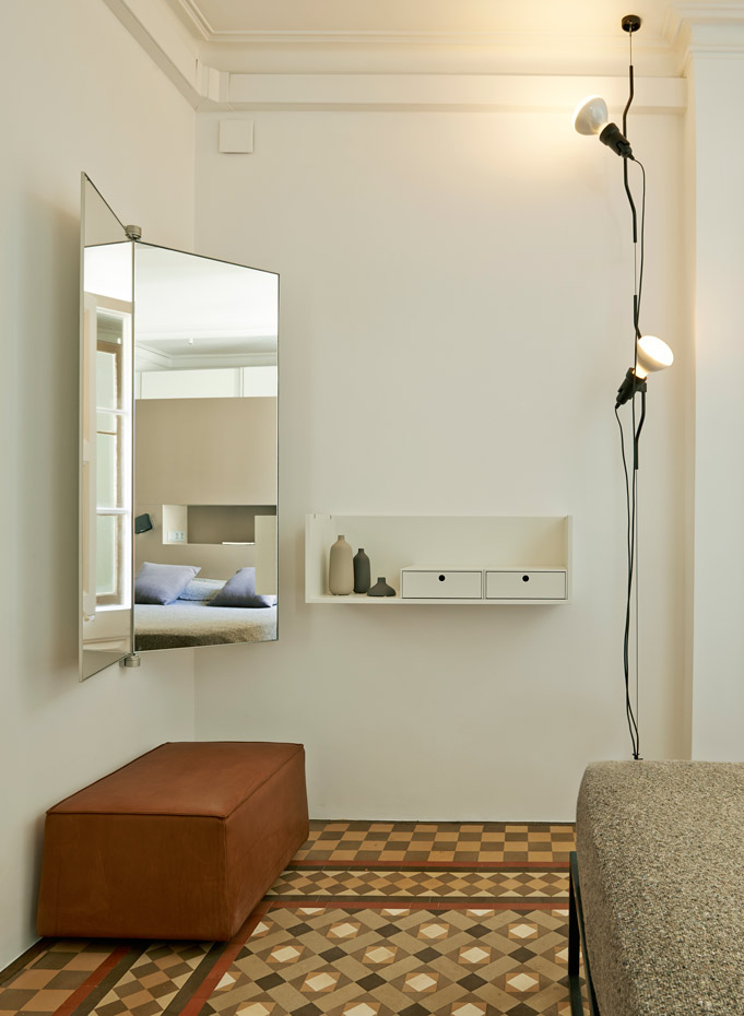 estudio-vilablanch-reforma-piso-Gótico-7. La lámpara Parentesi de Flos decora uno de los rincones de la vivienda y hace que sean más visibles los detalles originales de la construcción, que era la voluntad de sus propietarios