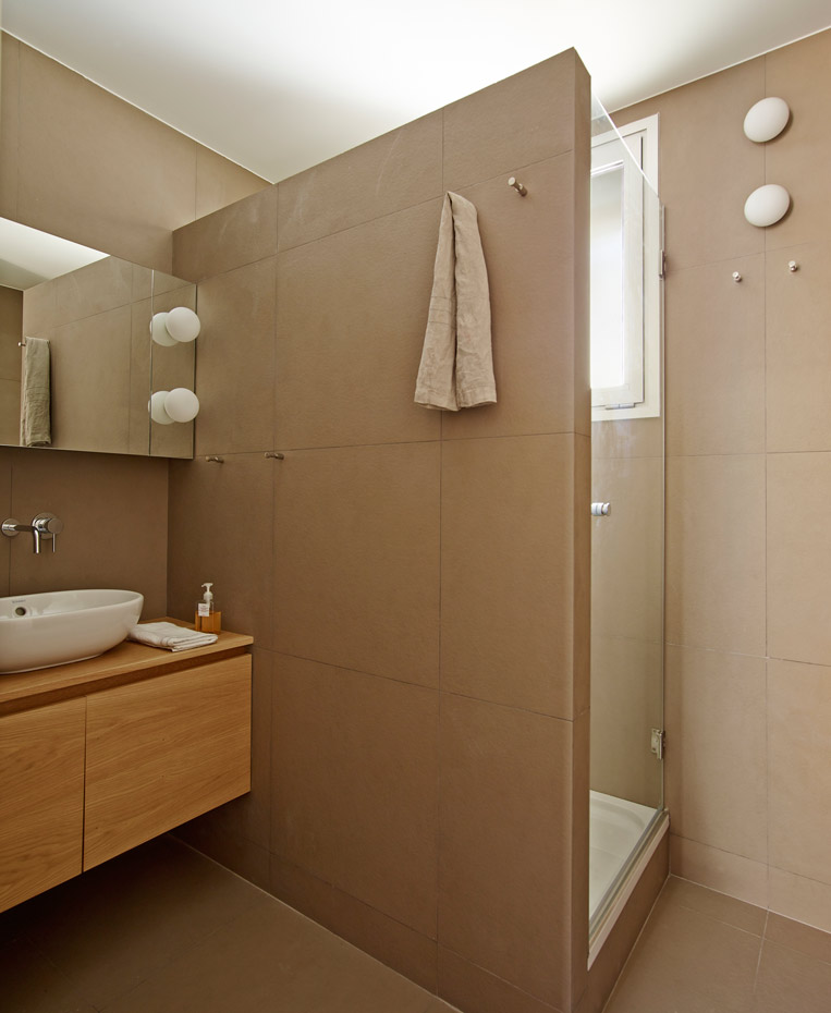 estudio-vilablanch-reforma-piso-Gótico-8. El baño se amplió y ahora es mucho más cómodo, porque se pudo prescindir de un lavadero que había originalmente