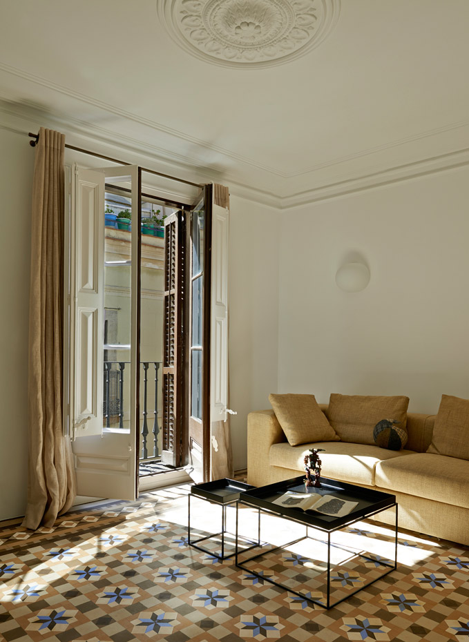 estudio-vilablanch-reforma-piso-Gótico-9. La disposición del mobiliario, como este sofá Turner de Molteni, se ha hecho pensando en aprovechar al máximo las entradas de luz natural