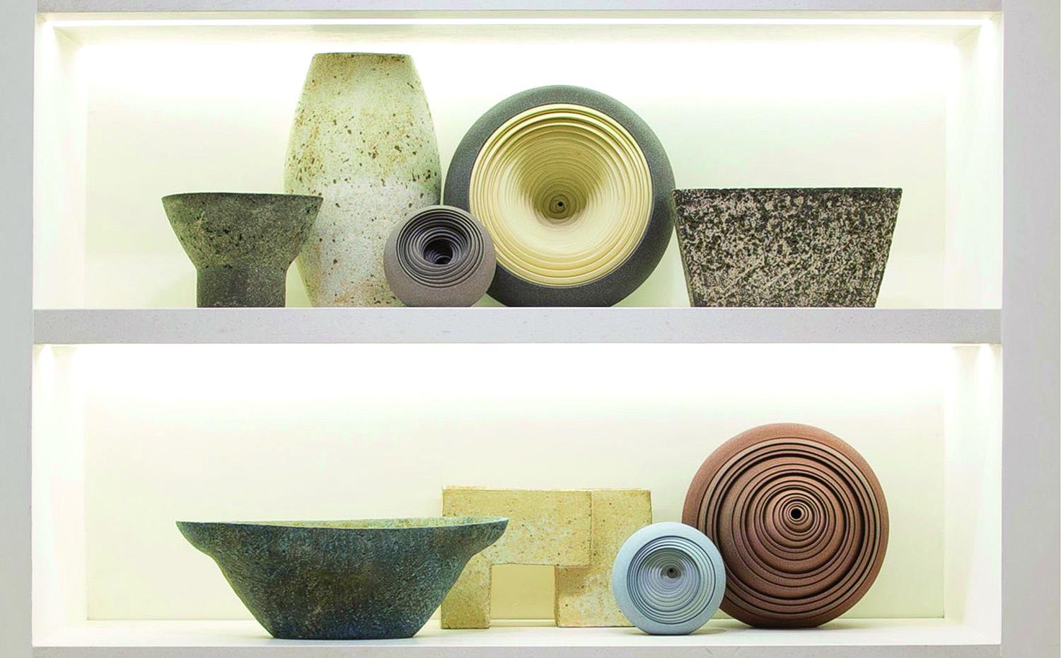 Cerámicas de los artistas Matthew Chambers y Paul Philip que decoran la tienda Loewe de Roma